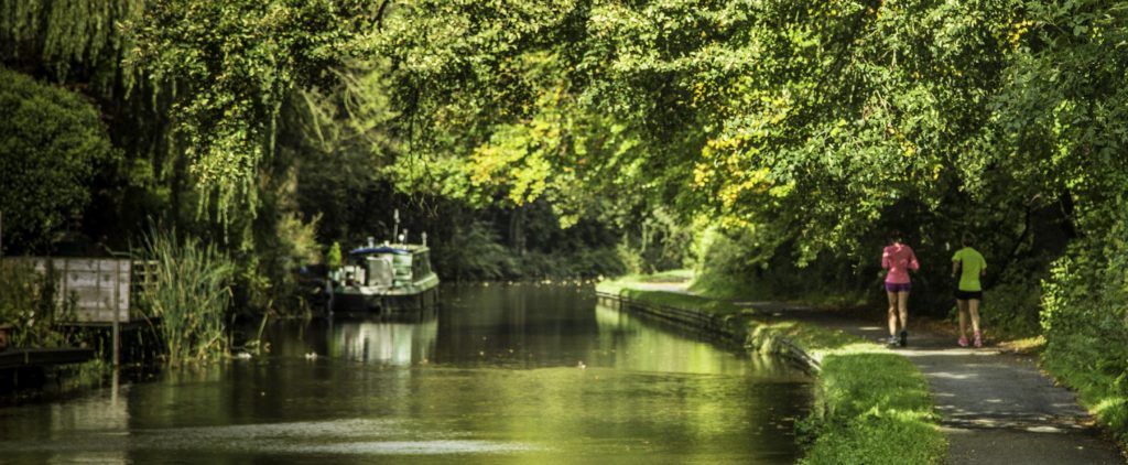 Joggers on the Peaks Canal towpath, Cheshire Ring Canals, Cheshire, UK