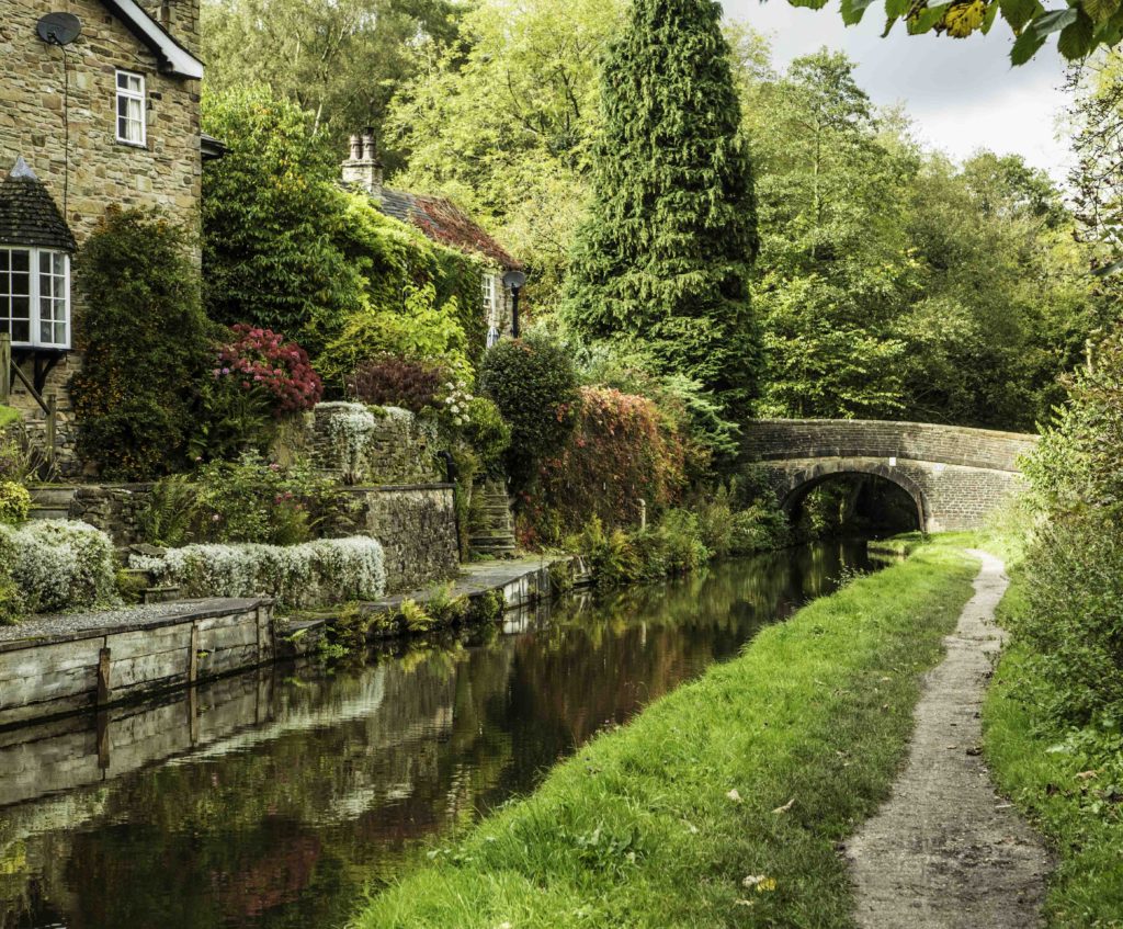 Beautiful Fall colors on the Peaks Canal, Cheshire Ring Canals, Cheshire, UK