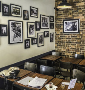 Family photos in di Loretta Pizza, Paris, France, for Stepping out Solo in Paris to dine