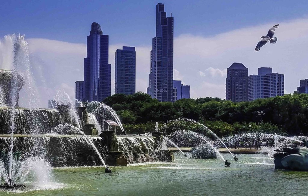Chicago skyline at Grant Park fountain, Chicago, Illinois