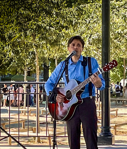 Musician in Sunday concert: Jardin du Luxembourg, Paris, France