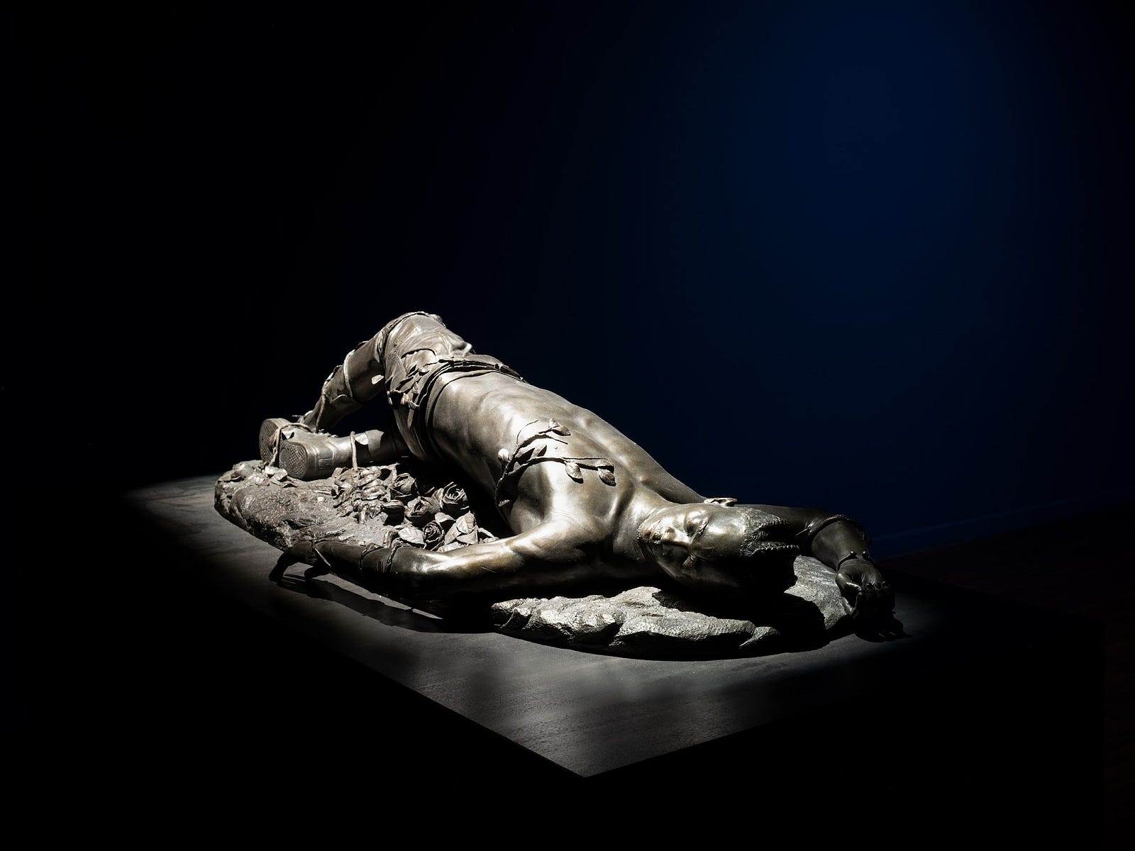 Kehinde Wiley, “Femme piquée par un serpent”, 2021 Bronze. Courtesy of the artist and Templon, Paris — Brussels — New York. Photo: Ugo Carmeni.